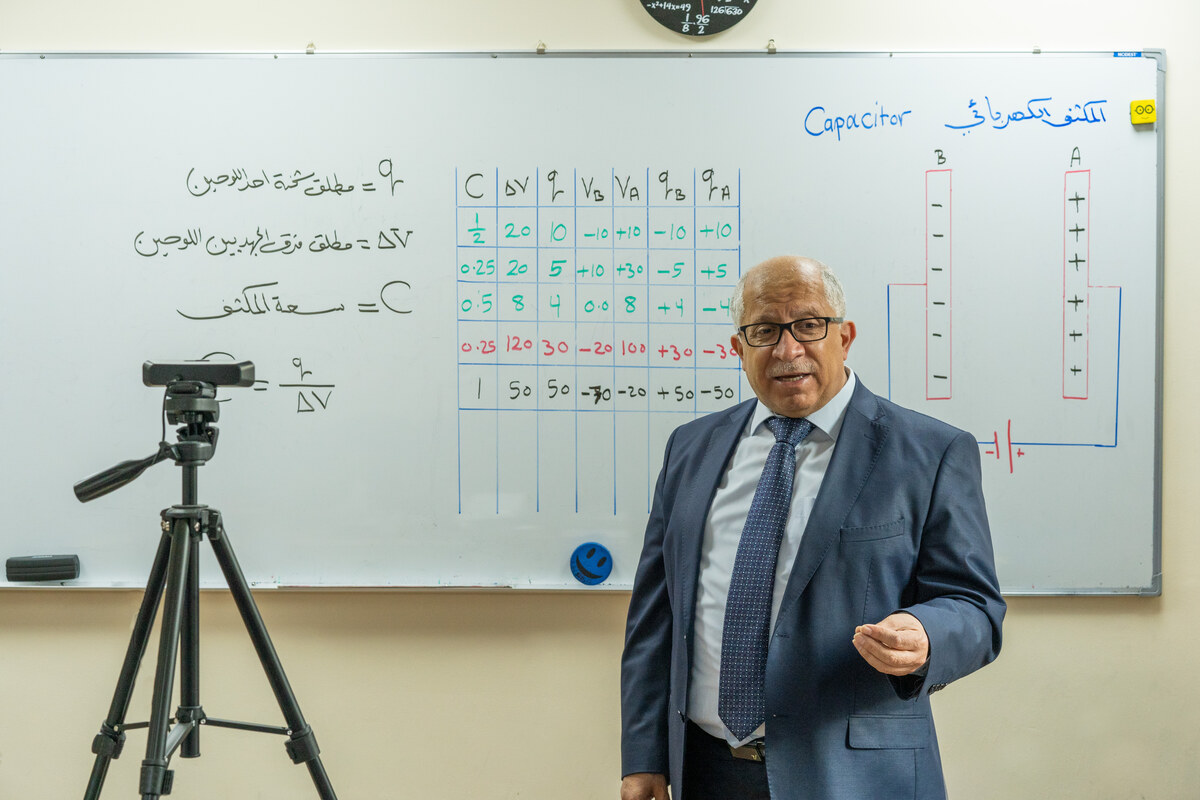 Waleed Al Nabtiti teaching physics at Art & Science Institute